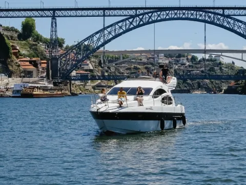 Cruzeiro Exclusivo Skyfall - Iate de Luxo no Douro 2H