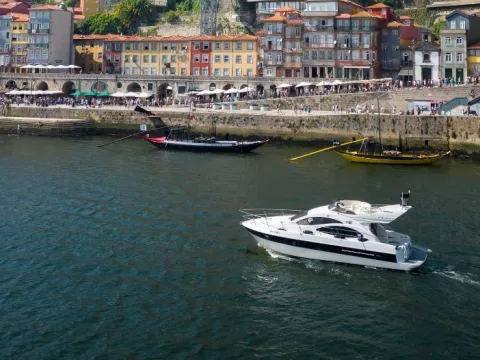 Noite a Bordo no Rio Douro - Iate de Luxo Skyfall