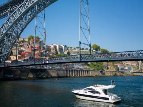 Cruzeiro Exclusivo de 3H – Iate de Luxo Skyfall 